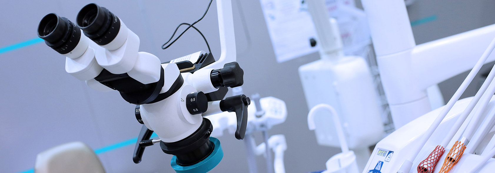 MKG Hamm, Experten bei Zahngesundheit - Fuhrmann - Slider - Lupe in Behandlungsraum